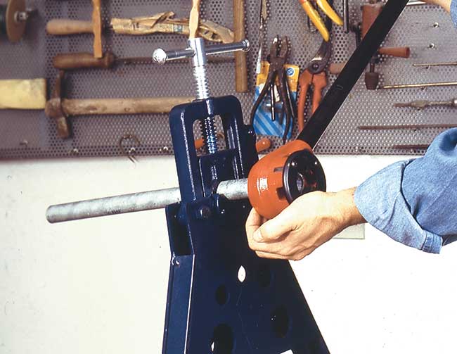 Zastosowanie imadła do rur